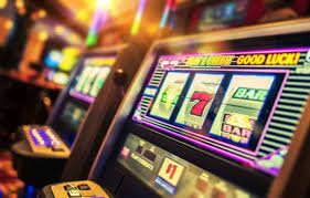 Pengguna memeriksa deposit lewat ponsel